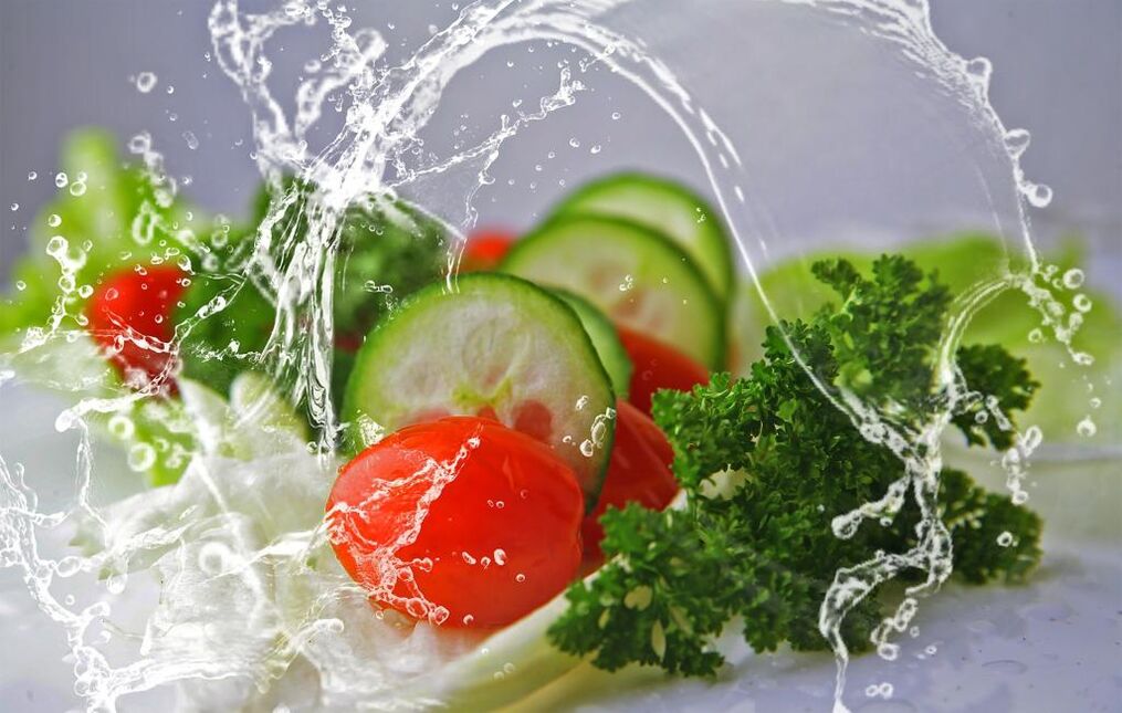Alimentos saudáveis ​​e água são elementos importantes necessários para perda de peso