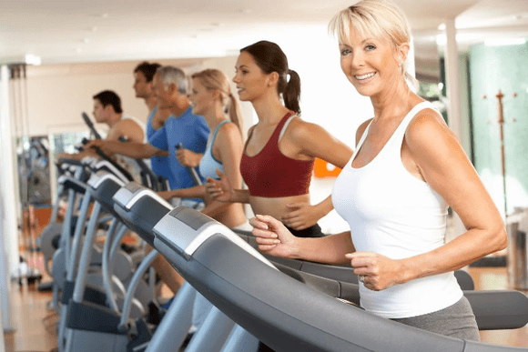 O treinamento cardiovascular em uma esteira ajudará você a perder peso no abdômen e nas laterais