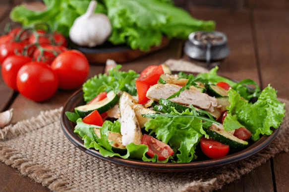 Salada com frango e legumes é uma ótima opção para um jantar leve após o treino. 