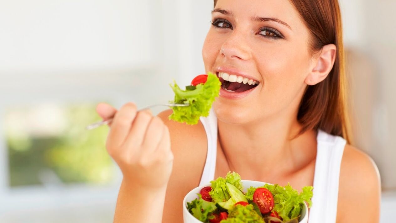 comendo salada verde em uma dieta preguiçosa